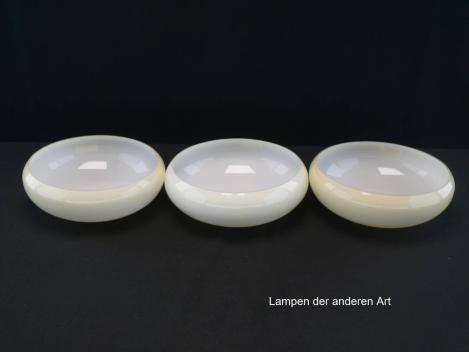 Preview: 3-er Set Art Deco Lampenschale gebraucht, Glas, hellgelb außen, weiß innen, glatte glänzende Oberfläche, Nostalgie Ersatzglas, D: ca.19,5cm, H: ca.7cm, ohne Glashalter Griffrand, Loch  Ø45mm, Detail 3-er Set