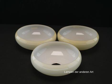 Preview: 3-er Set Art Deco Lampenschale gebraucht, Glas, hellgelb außen, weiß innen, glatte glänzende Oberfläche, Nostalgie Ersatzglas, D: ca.19,5cm, H: ca.7cm, ohne Glashalter Griffrand, Loch  Ø45mm, von innen