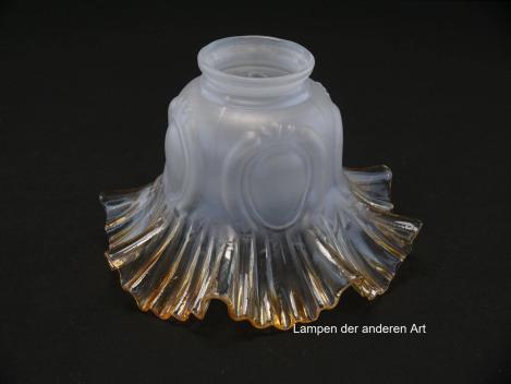 Jugendstil Lampenschirm gebraucht, unterhalb der Schulter satiniertes Glas, übergehend in den aufgezogenen gefälteten Rand aus honigfarbenem Klarglas, Ersatzglas für alte Lampen, D: ca.17cm, H: ca.9cm, Glashalter Griffrand Ø6cm