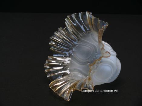 Preview: Jugendstil Lampenschirm gebraucht, unterhalb der Schulter satiniertes Glas, übergehend in den aufgezogenen gefälteten Rand aus honigfarbenem Klarglas, Ersatzglas für alte Lampen, D: ca.17cm, H: ca.9cm, Glashalter Griffrand Ø6cm, seitlich