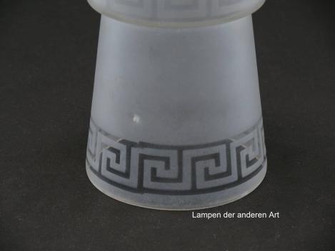 Preview: Art Deco Lampenschirm gebraucht, satiniertes Glas, überstehende Schulter mit Mäandermuster, leicht konisch geweiteter Zylinder im unteren Teil ebenfalls Mäandermuster, Nostalgie Ersatzglas für alte Lampen, Griffrand Ø6cm, Detail Glasfehler