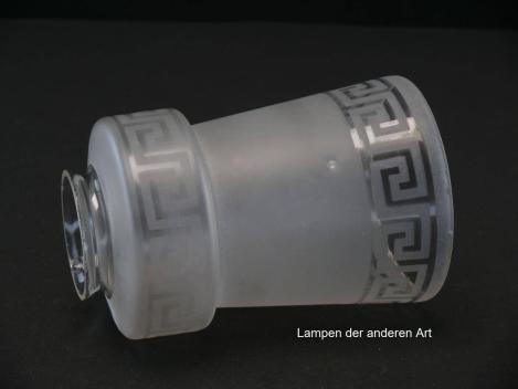 Preview: Art Deco Lampenschirm gebraucht, satiniertes Glas, überstehende Schulter mit Mäandermuster, leicht konisch geweiteter Zylinder im unteren Teil ebenfalls Mäandermuster, Nostalgie Ersatzglas für alte Lampen, Griffrand Ø6cm, liegend