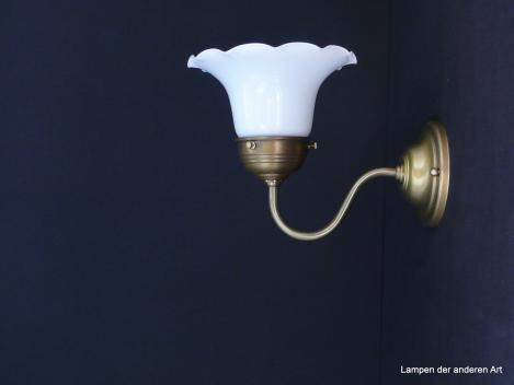 Schlichte Jugendstil Wandlampe aus Messing hell patiniert mit weißem Blütenschirm 1xE27/60W