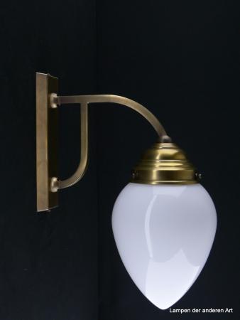 Klassische Jugendstil Wandlampe aus Messing goldbraun patiniert mit weißem Zapfenschirm 1xE27/40W