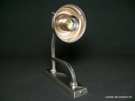 typische Art Deco Wandleuchte aus Messing, Ausführung Nickel matt, schöner matter Silberglanz,  rechteckige langgestreckte Wandplatte, 1x E27/40W, Detail Fassung