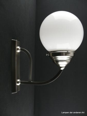 typische Art Deco Wandleuchte Messing, Ausführung Nickel matt, schöner matter Silberglanz, geschlossenen Kugel, gefertigt aus opal weißem Überfangglas, 1xE27/40W, nach oben
