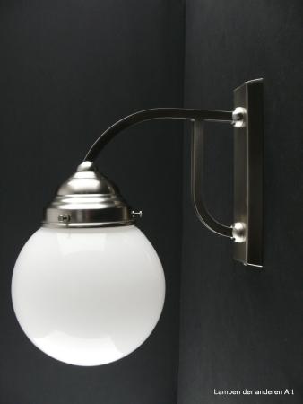 typische Art Deco Wandleuchte Messing, Ausführung Nickel matt, schöner matter Silberglanz, geschlossenen Kugel, gefertigt aus opal weißem Überfangglas, 1xE27/40W