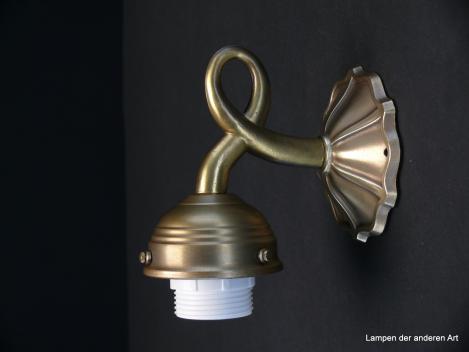 Preview: Kleine kurze verspielte Jugendstil-Wandleuchte mit floralen Elementen, detailreicher hochwertiger Messingguss mit heller  Patina, Fassung E27/40W, Höhe: 12cm, Breite: 9cm, nach unten