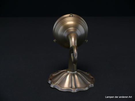 Preview: Kleine kurze verspielte Jugendstil-Wandleuchte mit floralen Elementen, detailreicher hochwertiger Messingguss mit heller  Patina, Fassung E27/40W, Höhe: 12cm, Breite: 9cm, von unten