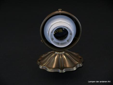 Preview: Kleine kurze verspielte Jugendstil-Wandleuchte mit floralen Elementen, detailreicher hochwertiger Messingguss mit heller  Patina, Fassung E27/40W, Höhe: 12cm, Breite: 9cm, Detail Fassung