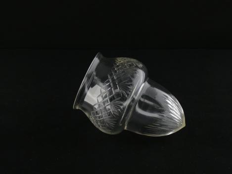 Jugendstil Lampenschirm gebraucht, Klarglas mit Kerbschliff, zweigeteilte Form, oberer Teil bauchig mit geschliffenen Rauten, unterer Teil zapfenförmig mit geschliffenen Strahlen, Nostalgie Ersatzschirm D: 9,5cm, H: 12cm, Griffrand 8cm, liegend