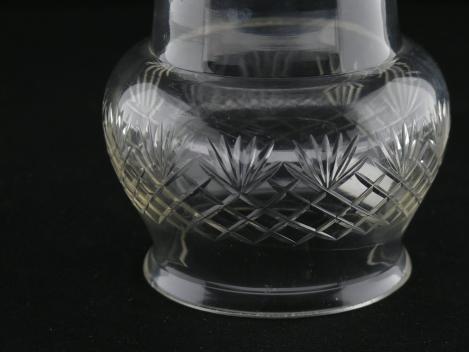 Jugendstil Lampenschirm gebraucht, Klarglas mit Kerbschliff, zweigeteilte Form, oberer Teil bauchig mit geschliffenen Rauten, unterer Teil zapfenförmig mit geschliffenen Strahlen, Nostalgie Ersatzschirm D: 9,5cm, H: 12cm, Griffrand 8cm, Detail Schliff