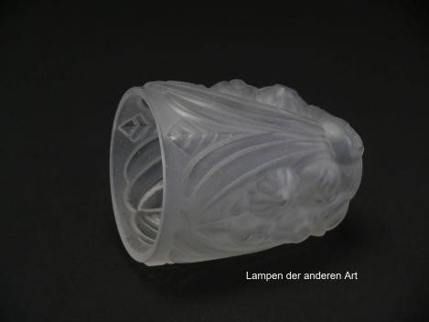 Preview: antiker Lampenschirm gebraucht, Frankreich, satiniertes Pressglas, ohne Griffrand, Loch 30mm - gemessen 28mm, D: ca.9cm, H: ca.12,5cm, seitlich