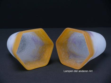 2-er Set Jugendstil Lampenschirm gebraucht, antiker Blütenkelch sechseckig, mehrfarbiges Glas mit Pulvereinschmelzungen pate de verre, Schirmhals weiß marmoriert, untere Wandungszone Farbspiel in gelb und lila, gelber Rand, Marke Primrose geätzt, liegend
