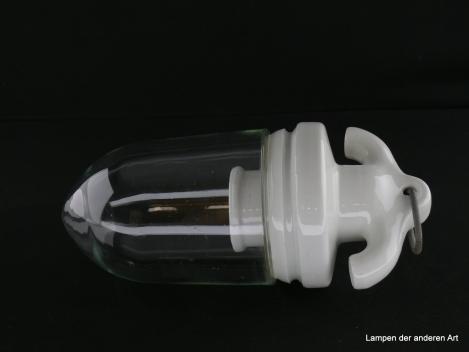 Keller- oder Stallarmatur zum aufhängen. Glockenschraubglas. Fassung E27. Guter Zustand. H=25cm, Glas D=10cm. Dichtring vom Glas fehlt.