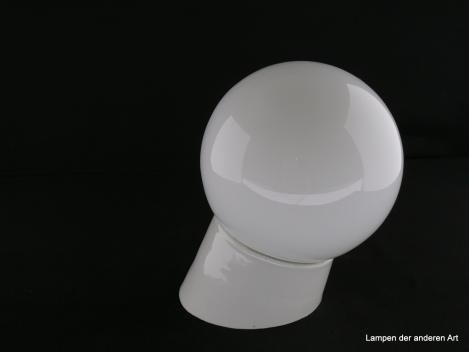 Keller- oder Stallarmatur für die Wand. mit Kugelglas opal. Fassung E27. Guter Zustand.Ausladung 20cm , Glas D=15cm. Dichtring vom Glas fehlt.