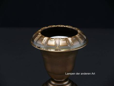 Jugendstil-Deckenlampenspot, Messing patiniert, originale E27-Messingfassung, becherförmige Kapsel als Blütenkelch, Glühlampe stellt die Blüte dar, Detail Fehlstelle