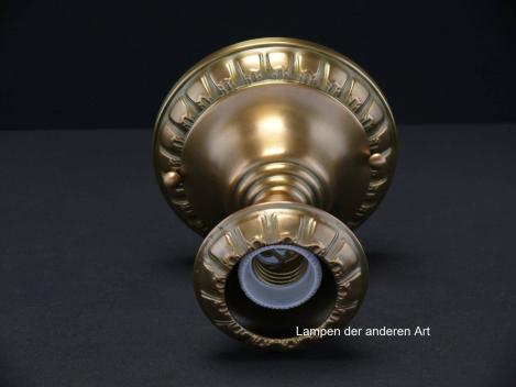 Jugendstil-Deckenlampenspot, Messing patiniert, originale E27-Messingfassung, becherförmige Kapsel als Blütenkelch, Glühlampe stellt die Blüte dar, liegend