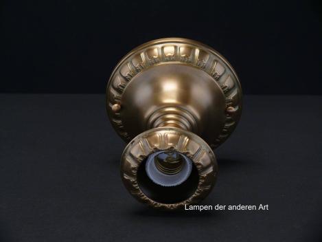 Jugendstil-Deckenlampenspot, Messing patiniert, originale E27-Messingfassung, becherförmige Kapsel als Blütenkelch, Glühlampe stellt die Blüte dar, liegend