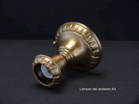Jugendstil-Deckenlampenspot, Messing patiniert, originale E27-Messingfassung, becherförmige Kapsel als Blütenkelch, Glühlampe stellt die Blüte dar, seitlich