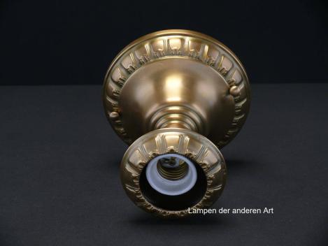 Jugendstil-Deckenlampenspot, Messing patiniert, originale E27-Messingfassung, becherförmige Kapsel als Blütenkelch, Glühlampe stellt die Blüte dar, liegend