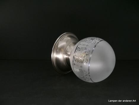 Kleine Art Deco-Deckenleuchte aus Messing matt vernickelt mit satiniertem Kugelschirm und Ätzdekor, Griffrand 8cm 1xE27/40W, liegend