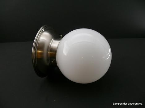 Kleine Art Deco-Deckenleuchte aus Messing matt vernickelt mit Kugelschirm in weiß Griffrand 8cm 1xE27/40W, liegend