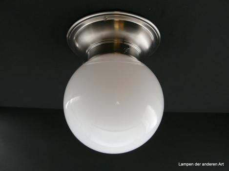 Kleine Art Deco-Deckenleuchte aus Messing matt vernickelt mit Kugelschirm in weiß Griffrand 8cm 1xE27/40W