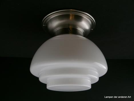 Kleine Art Deco-Deckenleuchte aus Messing matt vernickelt mit bauchigem, im unteren Teil getreppten Schirm in weiß Griffrand 8cm 1xE27/40W