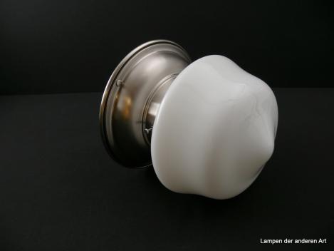 Kleine Art Deco-Deckenleuchte aus Messing matt vernickelt, Schirm zylinderförmig verjüngt, final mit kleinem abgerundetem Dorn in opal weiß, Griffrand 8cm, 1xE27/40W, liegend