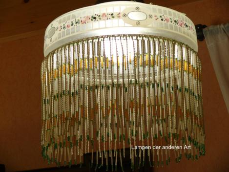Jugendstil Stabpendelleuchte, Glasschirm mit Ornamenten, Fransen aufgefädelte Perlen und Röhrchen sowie aus Garn gedrehte weiße Kordeln