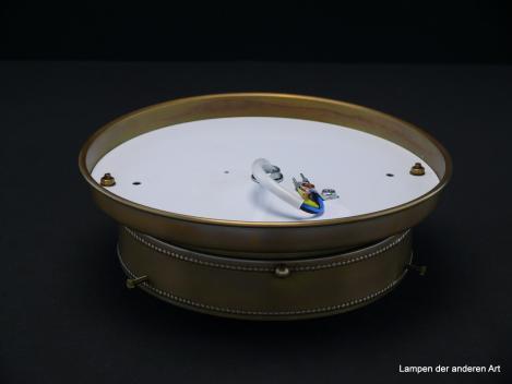 Preview: kLeine Plafoniere, schlichtes Gestell für Gläser mit Griffrand Ø16cm, Messing in aufwändigem Verfahren gealtert, Metallfassung 1xE27/40W, D=20cm, von unten