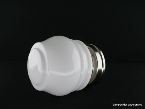 Kleine Art Deco-Deckenleuchte aus Messing matt vernickelt mit tonnenförmigem mehrfach eingeschnürtem Schirm in weiß, Griffrand 8cm 1xE27/40W, liegend