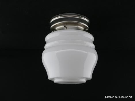 Kleine Art Deco-Deckenleuchte aus Messing matt vernickelt mit tonnenförmigem mehrfach eingeschnürtem Schirm in weiß, Griffrand 8cm 1xE27/40W
