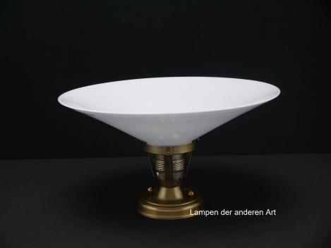 Jugensdstil Deckenlampe aus hell patiniertem Messing und gebrauchtem flachen weißen Schirm Griff-Rand 6cm 1xE27/60W