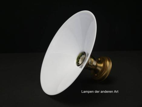 Jugensdstil Deckenlampe aus hell patiniertem Messing und gebrauchtem flachen weißen Schirm Griff-Rand 6cm 1xE27/60W, seitlich