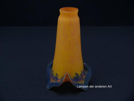 Jugendstil Lampenschirm gebraucht, der Form einer Lilienblüte nachempfunden, mehrfarbiges Glas pate de verre, schmaler Schaft in gelb-orange Tönen, aufgezogener gekerbter Rand in blau und wenig rot, Nostalgie Ersatzschirm D: ca.12cm, H: ca.17cm
