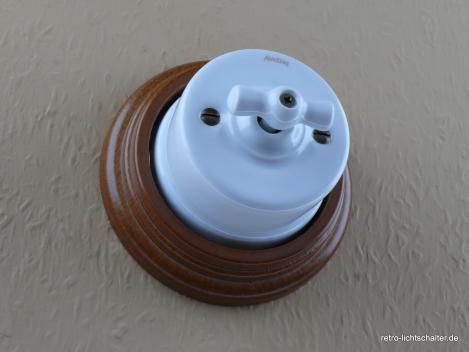 Preview: Garby Aus-Wechsel Porzellandrehschalter weiß im Einfachrahmen Holz Buche honigfarben von vorn