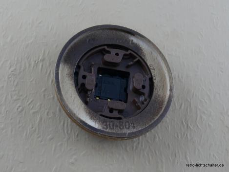 Preview: Garby Aus-Wechsel Porzellandrehschalter schwarz im Einfachrahmen Holz Buche gealtert, von hinten