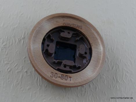 Preview: Garby Aus-Wechsel Porzellandrehschalter weiß im Einfachrahmen Holz Buche honigfarben, von hinten