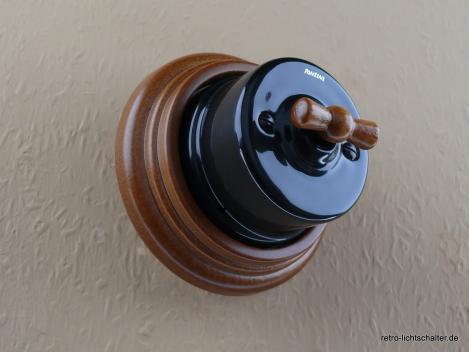 Garby Aus-Wechsel Porzellandrehschalter schwarz im Einfachrahmen Massivholz Buche honigfarben