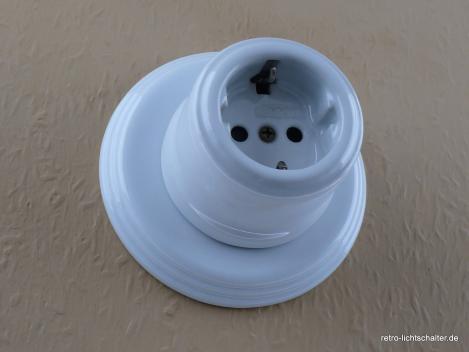 Preview: Garby Schukosteckdose Porzellan weiß im Einfachrahmen Porzellan weiß, von vorn