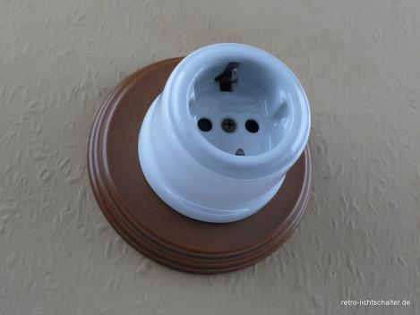 Preview: Garby Schukosteckdose Porzellan weiß im Einfachrahmen Holz Buche honigfarben, von vorn