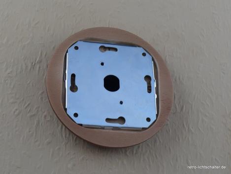 Preview: Garby Schukosteckdose Porzellan schwarz im Einfachrahmen Holz Buche honigfarben, von hinten