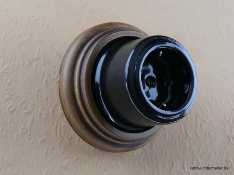 Garby Schukosteckdose Porzellan schwarz im Einfachrahmen Holz Buche gealtert