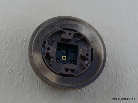 Preview: Garby Schukosteckdose Porzellan schwarz im Einfachrahmen Holz Buche gealtert, von hinten