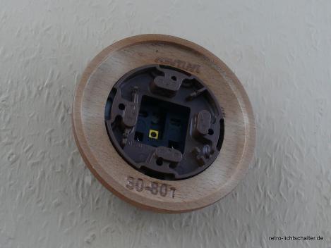 Preview: Garby Schukosteckdose Porzellan schwarz im Einfachrahmen Holz Buche honigfarben, von hinten