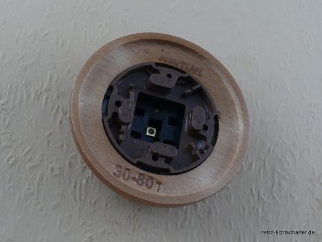 Preview: Garby Schukosteckdose Porzellan weiß im Einfachrahmen Holz Buche honigfarben, von hinten