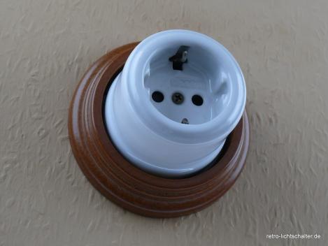 Preview: Garby Schukosteckdose Porzellan weiß im Einfachrahmen Holz Buche honigfarben, von vorn