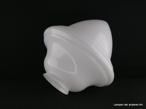 Jugendstil Lampenschirm, verzierter Zapfenschirm, breite Schulter über drei Stufen spitz zulaufend, Glas weiß opal, D: ca. 15cm, H: ca. 15cm, Nostalgie Ersatzschirm, Glashalter Griffrand 8cm, liegend